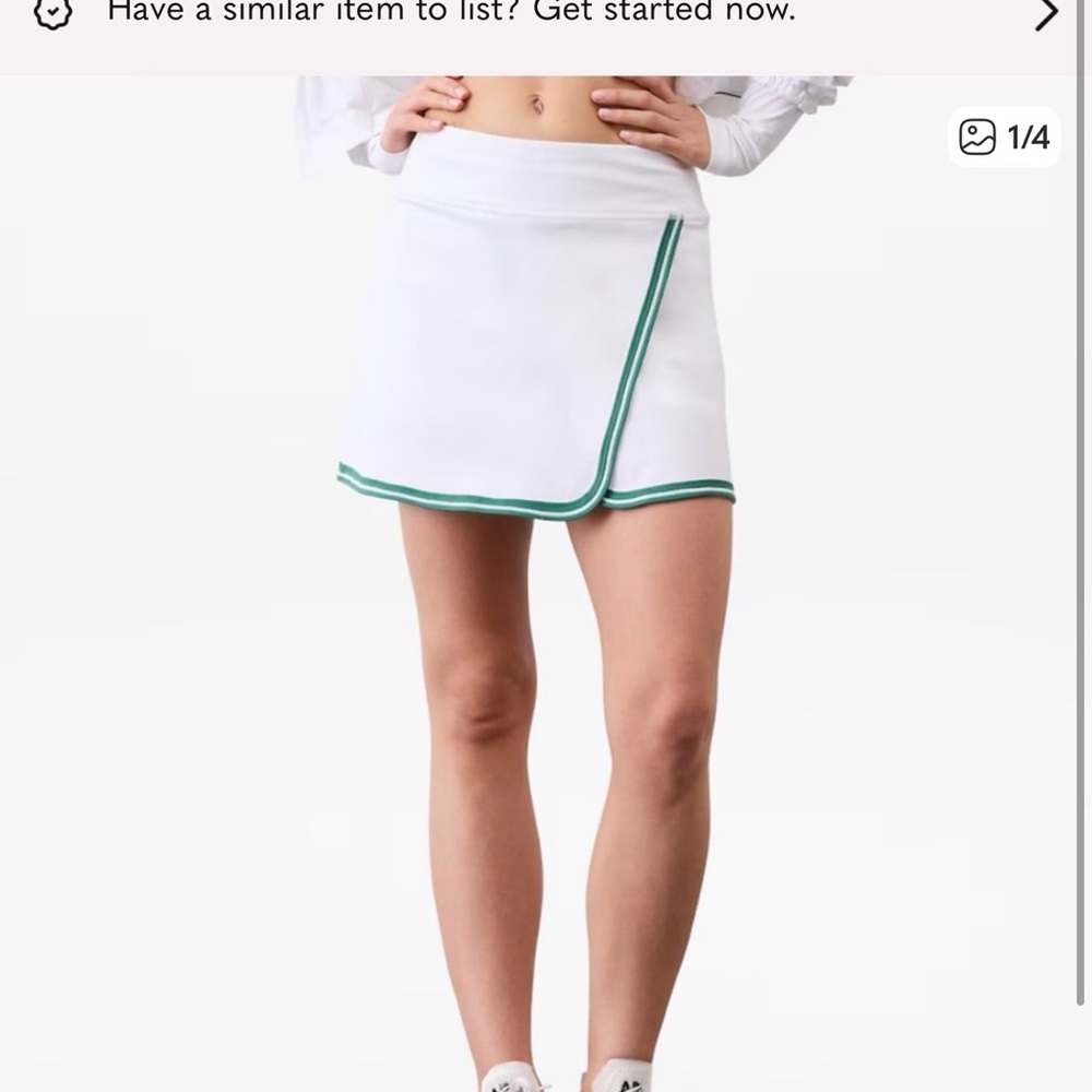 Athleta tennis skirt with green trim